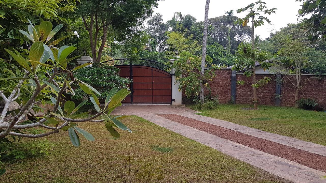 Siriniwasa Luxury Villa With Private Pool อินดูรูวา ภายนอก รูปภาพ