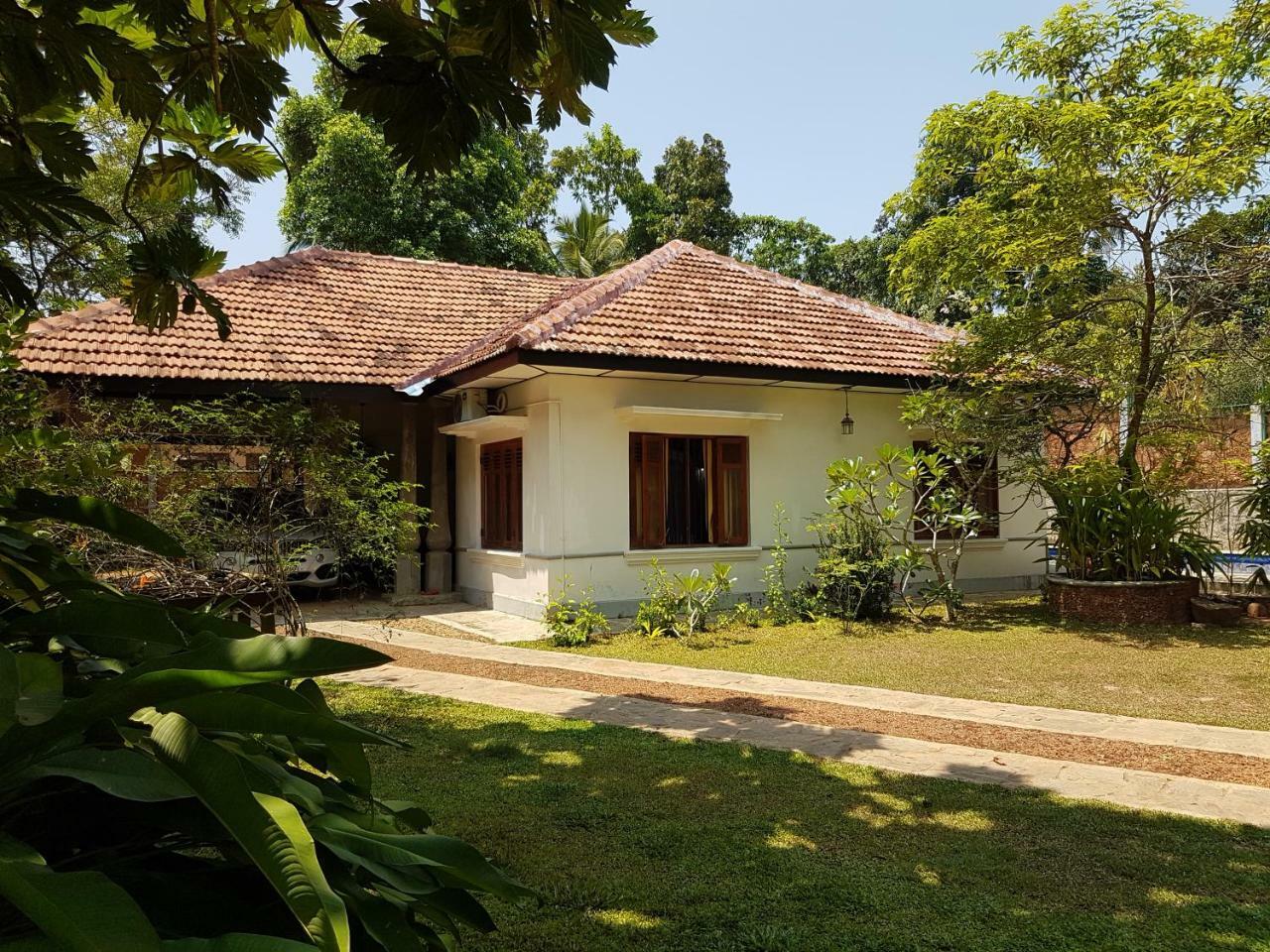 Siriniwasa Luxury Villa With Private Pool อินดูรูวา ภายนอก รูปภาพ